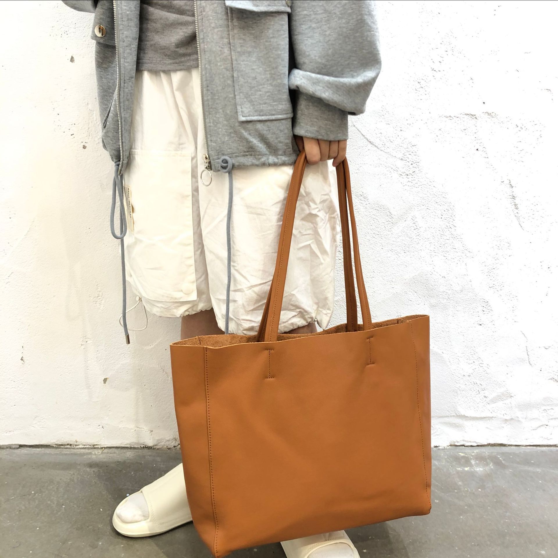 Leather Tote Bag – Minimalist Medium Shoulder Bag 2 Leather Tote Bag – Minimalist Medium Shoulder Bag - Image 2